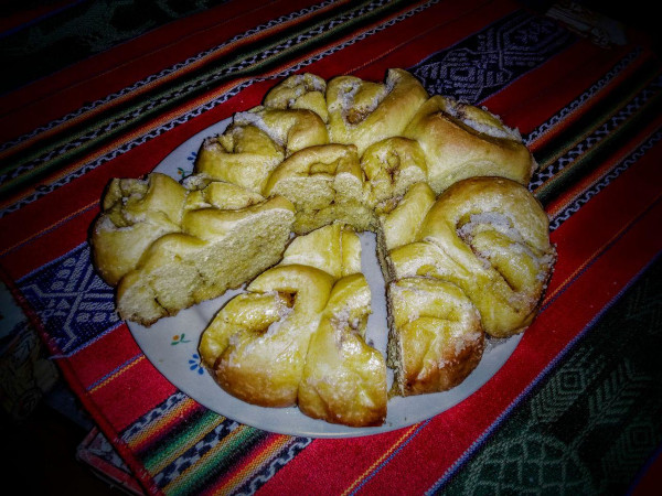 Torta di rose farcita con burro e zucchero