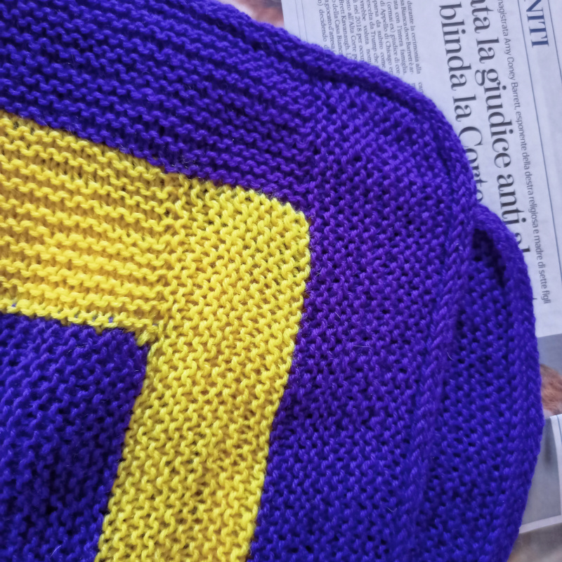 Copertina per il divano fatta ai ferri