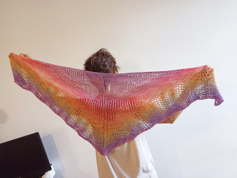 Presentazione di un nuovo scialle triangolare realizzato ai ferri in cotone e soia disponibile nello shop, al pattern ci sto lavorando!