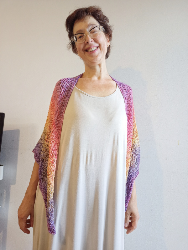 Lo scialle indossato su un abito chiaro