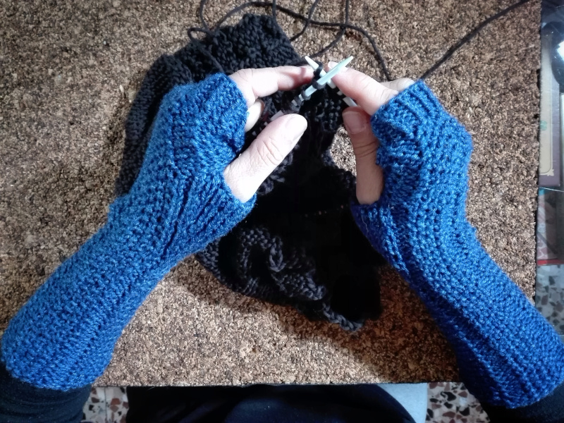 Descrivo 3 esercizi per sciogliere i polsi e sgranchire le dita delle mani quando si sta per ore con i ferri in mano a lavorare al nostro hobby preferito!