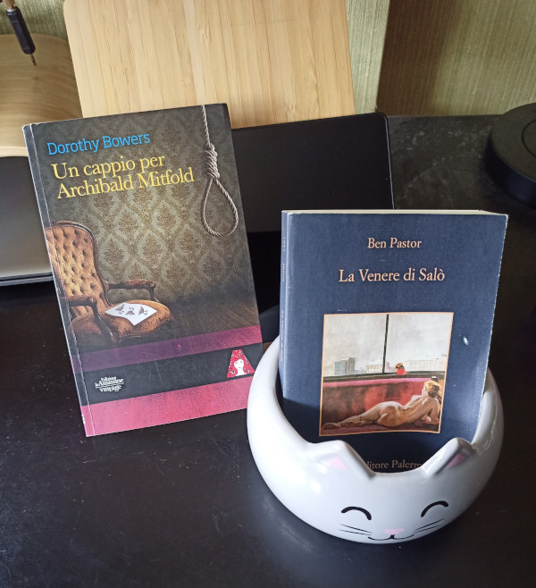 Recenzione di due libri: La Venere di Salò di Ben Pastor e Un cappio per Archibald Mitfold## La Venere di Salò di Ben Pastor Sellerio Editore

Non avevo mai letto nulla di questa autrice, sapevo solo che i suoi romanzi erano ambientati sul finire della Seconda Guerra Mondiale e che il suo protagonista era un ufficiale tedesco. Ammetto che non avevo molta voglia d’immergermi in questo periodo storico e di immedesimarmi nel protagonista, ma questa volta a vinto la curiosità e ho aperto il libro.

La storia è ambientata a Salò nell’ottobre del 1944, il colonnello Martin von Bora è incaricato di ritrovare un dipinto rubato: La Venere di Salò.

Il racconto scorre bene e devo dire che la ricostruzione storica è minuziosa, ci ritroviamo senza sforzo sulle rive del Garda a seguire le vicende e le indagini di von Bora e percepiamo benissimo il contrasto tra la vita che scorre in questi luoghi piacevoli e rilassanti e la guerra che non è ancora finita.

Questo romanzo è l’ultimo pubblicato dedicato al colonnello von Bora e adesso mio malgrado aspetto il seguito.

## Un Cappio per Archibald Mitfold di Dorothy Bowers Edizioni le Assassine

Qui ci troviamo a Londra, la Gran Bretagna è appena entrara in guerra contro la Germania, ma la vita continua a scorrere tranquillamente per i cittadini inglesi che devono limitarsi a rispettare il coprifuoco. Un ragazzo viene trovato morto in una stanza, devo dire altro? 

Si tratta di un giallo classico con un ispettore capo che indaga assistito dal fedele sergente detective e piano piano ricostruisce tutta la vicenda arrivando alla fine al colpevole.

Il romanzo è scritto in modo scorrevole ed è degno di nota per la caratterizzazione di alcuni personaggi come una anziana signora fascista dichiarata e sua figlia sospettata dell’omicidio del marito, l’autrice è molto brava a descrivere i pensieri detti e non detti dei suoi personaggi.

Si tratta di un romanzo perfetto da leggere in vacanza o durante un viaggio, le edizioni le Assassine non deludono mai.