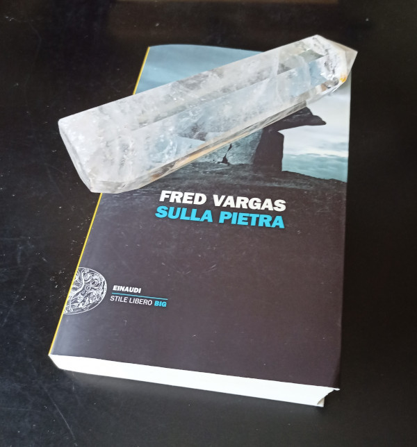recensione libro Sulla Pietra  di Fred Vargas