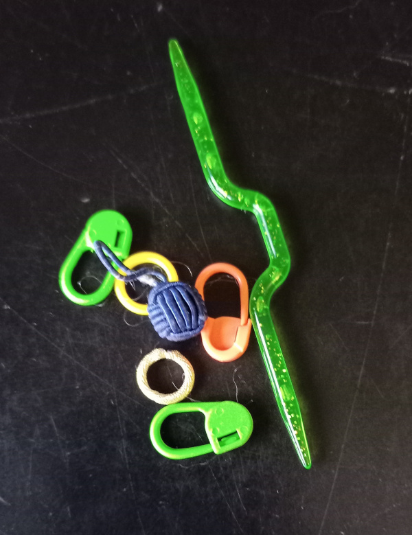 Piccole astuzie per lavorare a maglia senza pensieri: marker, ferro ausiliario e un app