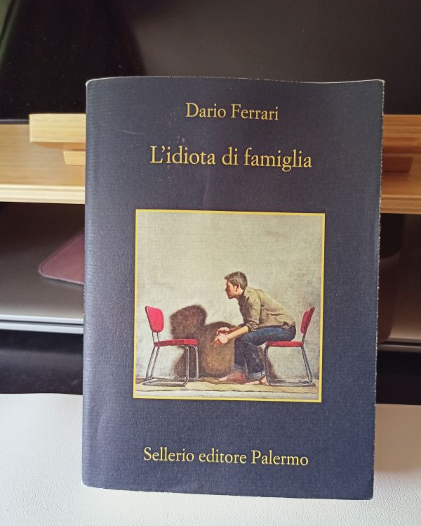 recensione libro L'Idiota di famiglia di dario Ferrari, Sellerio editore